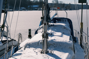 Boote auf winterlichem St&ouml;ssensee zu Berlin
