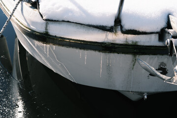 Boote auf winterlichem St&ouml;ssensee zu Berlin