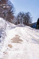 Fototapeta premium 雪の日の坂道