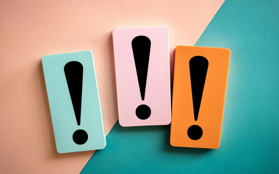 tres signos de exclamacion sobre fondo plano pastel, estilo mockup