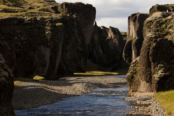 Wielkie klify rzeźbione przez wodę setki lat. Wpływ wody na skały. © Kamila