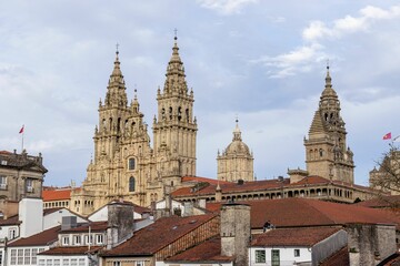 Obraz premium A scenic view of Santiago de Compostela cathedral and the old town