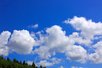 Obraz premium Blue sky background with white clouds. Nature summer background.