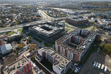An aerial view of Kraków’s Zabłocie district, showcasing its dynamic transformation along the banks of the Vistula River. Once an industrial area, Zabłocie has evolved into a modern, thriving neighbor