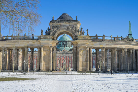 Triumphtor mit Kolonnaden an den Communs, Park Sanssouci, Potsdam, Brandenburg, Deutschland