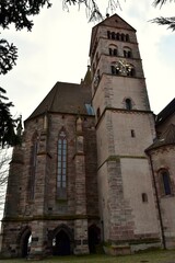 Fototapeta premium Le clocher et l’abside de la collégiale Saint Etienne dans la ville de Vieux-Brisach en Allemagne