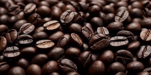 Naklejka premium Makroaufnahme von hochwertigen Kaffeebohnen mit dunkler Röstung und intensiver Aromatik