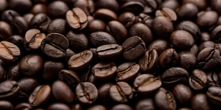 Makroaufnahme von frisch ger&ouml;steten Kaffeebohnen mit reicher Struktur und dunklem R&ouml;stgrad