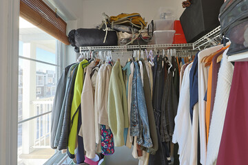 Vêtements suspendus sur rail dans une chambre moderne, gros plan