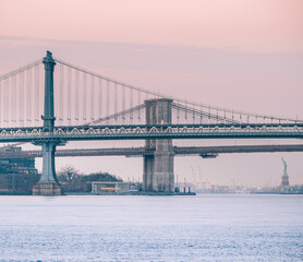 New York, USA: Brooklyn Bridge und Manhattan Bridge