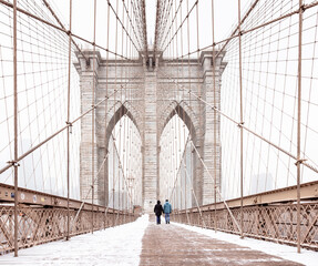 Obraz premium Brooklyn Bridge New York on a snowy winter day