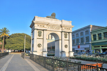 Obraz premium Arco Británico (Spanish for British Arch) monument on Avenida Brasil, in Valparaíso, Chile.