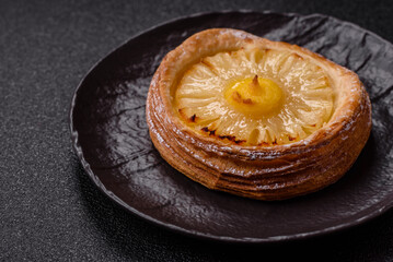 Sweet round tart with pineapple