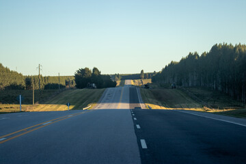 Carretera entre sol y sombra