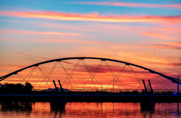 Obraz premium Footbridge across Tempe Town Lake in Tempe Arizona at dusk with sunset