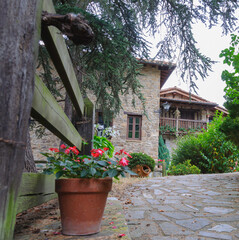 Casa de turismo rural con flores y jardín