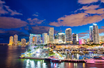 Obraz premium Night skyline of Downtown Miami from Miami Port