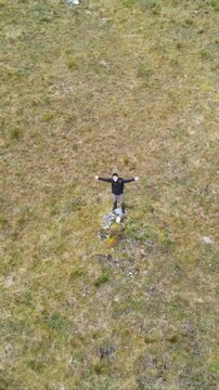 video vertical turista joven corriendo por las monta&ntilde;as con mochila .escalada de turista ,estilo de vida saludable excursi&oacute;n en solitario vacaciones activas al aire libre, Amplio panorama de monta&ntilde;a,