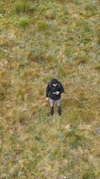 video vertical turista joven corriendo por las monta&ntilde;as con mochila .escalada de turista ,estilo de vida saludable excursi&oacute;n en solitario vacaciones activas al aire libre, Amplio panorama de monta&ntilde;a,