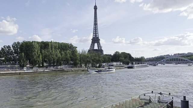 Paris, Eiffelturm mit Fluss Seine, 10bit HLG