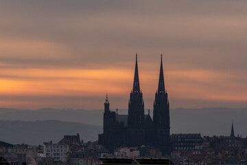 Obraz premium La cathédrale Notre-Dame de Clermont-Ferrand en Auvergne au lever de soleil