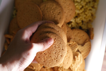 Crushed the digestive biscuit using hand