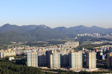 도시 외곽에 건설 중인 건물과 산들