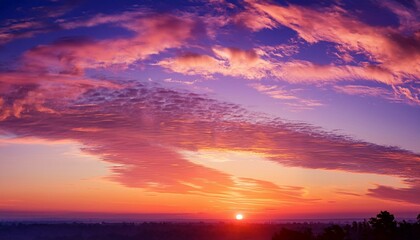 Fototapeta premium 幻想的な朝焼けの空 - 神秘的なオレンジとピンクの輝き