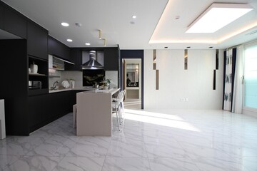 La estructura frente a la cocina y el salón, la sala soleada y el interior de la casa donde la familia puede vivir a gusto.