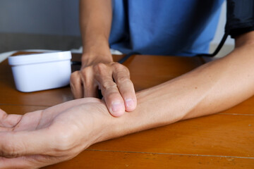 A man measuring his own pulse on the hand