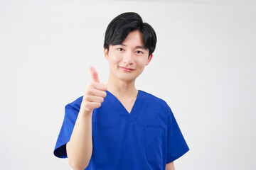 医者・看護師・歯科医師・介護士　男性　グッドサイン　白背景