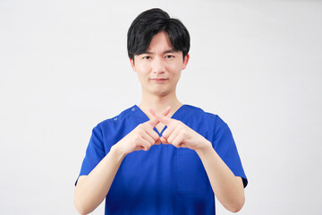医者・看護師・歯科医師・介護士　男性　ばつ印のジェスチャー　白背景