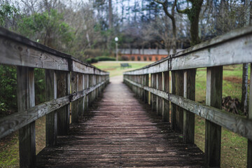 Naklejka premium wooden bridge in the park