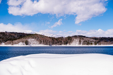 雪、積雪、青木湖、湖、仁科三湖、青空、快晴、雲、雪山、湖面、自然、冬景色、美しい、長野県、大町市、信州、水面、青色、ブルー、雪景色、景色、山、山岳、寒波、旅、旅行、アウトドア、キャンプ場、観光地、観光スポット、名所、山岳風景、冠雪、景観、透明度、信濃川水系、木々、森林、大自然、屋外、日本、写真