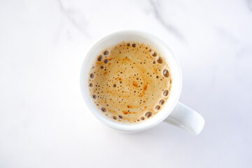 淹れたてのコーヒーが入ったマグカップを、真上から俯瞰した画像
