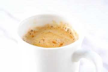 朝のひとときにぴったりのカフェ・ラテは、ミルクをたっぷり入れたコーヒー
