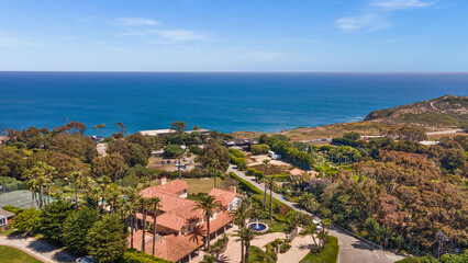 Obraz premium Luxury Malibu home with stunning ocean views and modern design. Perfect for coastal living and upscale real estate.