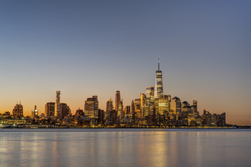 Obraz premium The skyline of downtown Manhattan in New York before sunrise