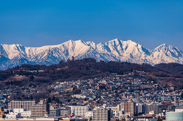 北アルプスと街並み　松本市