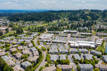 Obraz premium Aerial drone view of Beaverton, Oregon, showcasing residential neighborhoods, shopping centers, and parking lots, with tree-lined streets and urban planning in a well-developed suburban setting