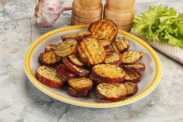 Baked red batat slices with herbs