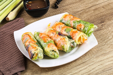 Vietnamese spring roll with prawn and mango