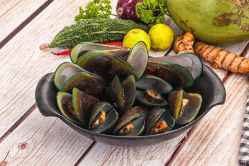 Fresh boiled mussels in the bowl