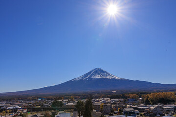 秋の晴天に煌く太陽と富士山の風景