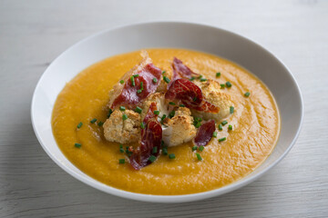 Autumn pumpkin cream with roasted cauliflower and Iberian ham.