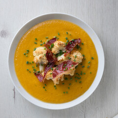 Autumn pumpkin cream with roasted cauliflower and Iberian ham.