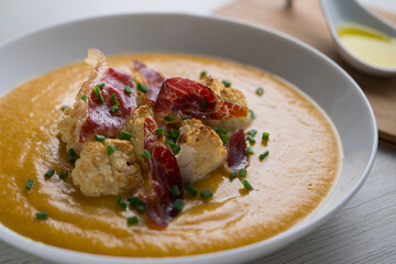 Autumn pumpkin cream with roasted cauliflower and Iberian ham.