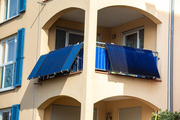 Balkonkraftwerk an einem Apartmentgeb&auml;ude