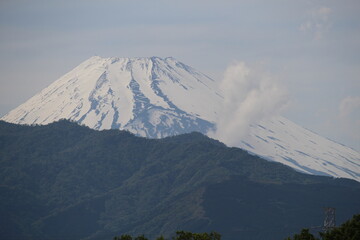 Obraz premium 日本の静岡県沼津市の公園からみた富士山の山頂付近、煙が見える