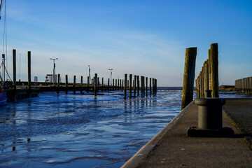 Verschlicktes Hafenbecken im Winter, der Nordseehafen Dorum. Deutschland